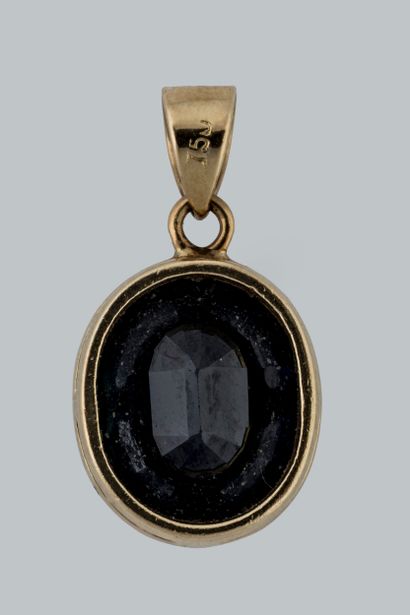 Pendentif orné d’une saphir foncé de taille...