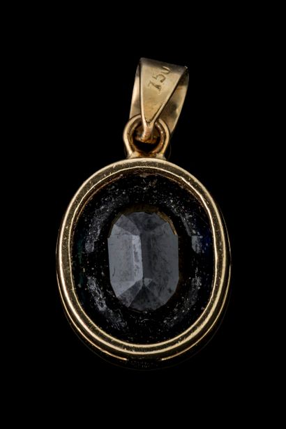 Pendentif orné d’une saphir foncé de taille...