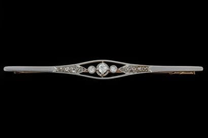 A brooch in white gold and yellow gold (750)...