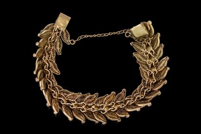 Articulated bracelet featuring filigree leaves...