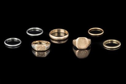 Set of 2 signet rings and 5 wedding bands:
-...