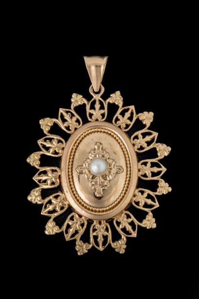 Pendentif médaillon en galerie centre d’une...