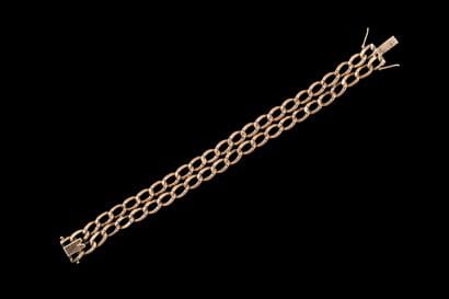Double-linked curb chain bracelet in yellow...