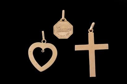 Trois bijoux en or jaune (750 millièmes)....