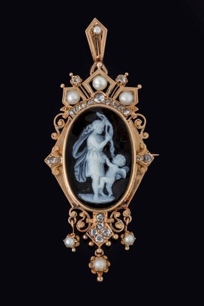 Pendentif broche oblongue centrée d’un camée...