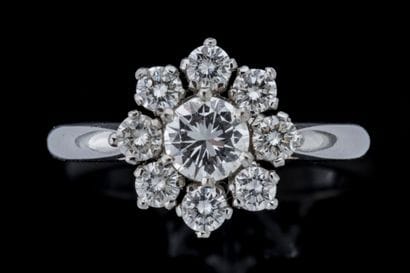 Bague marguerite en or gris (750 millièmes)...