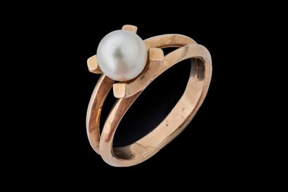 Ring featuring a white cultured pearl measuring...