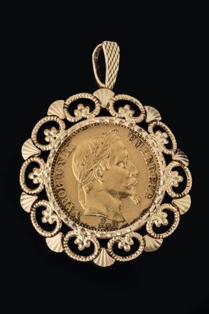 Pendentif orné d’une pièce de 20 Francs Napoléon...
