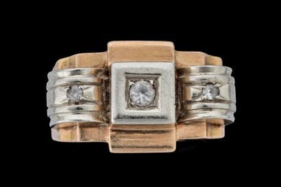 Bague vers 1940/50 centre d’un carré et de...