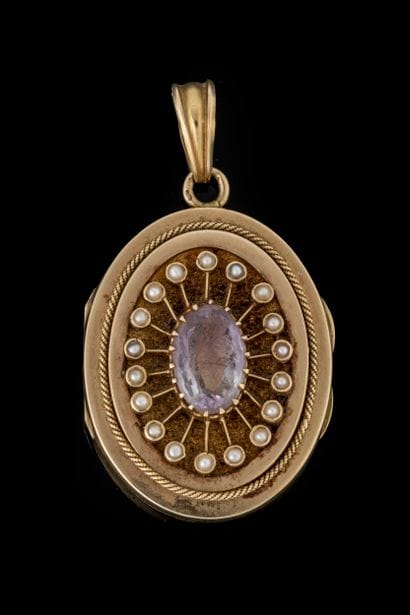 Pendentif souvenir ovale et ouvrant en or...