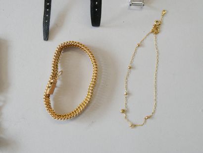 Set of costume jewelry including: 
An American-style...