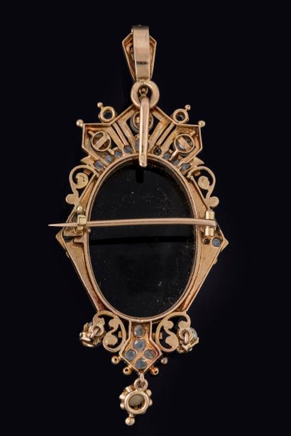 Pendentif broche oblongue centrée d’un camée...