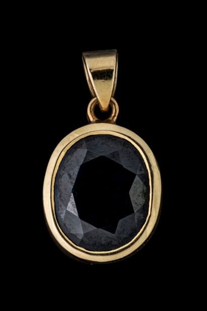 Pendentif orné d’une saphir foncé de taille...