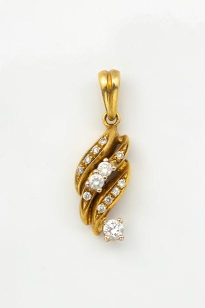 Pendentif à trois lignées serties de diamants...