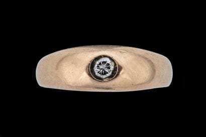 Bague jonc ornée d’un diamant de taille brillant...