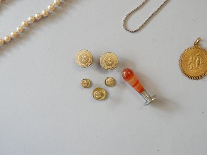 Set of costume jewelry including: 
An American-style...