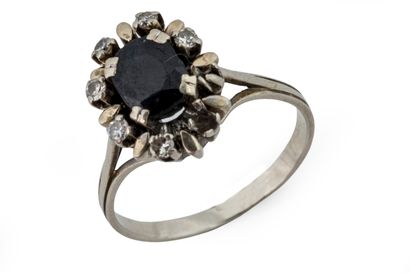 Heavily worn white gold ring (750 parts per...