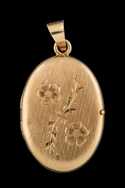 Opening medallion pendant in yellow gold...