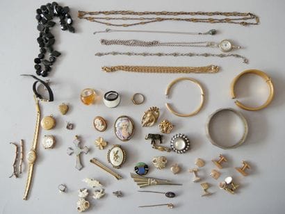 Lot de bijoux fantaisie: broches, croix,...