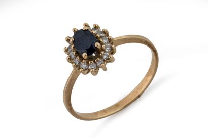 Petite bague marguerite centrée d’un saphir...