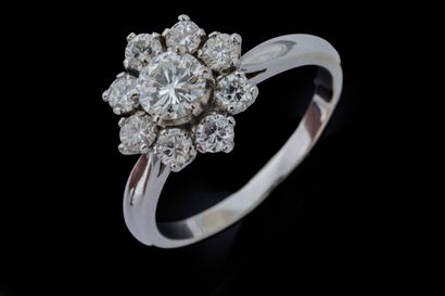 Bague marguerite en or gris (750 millièmes)...