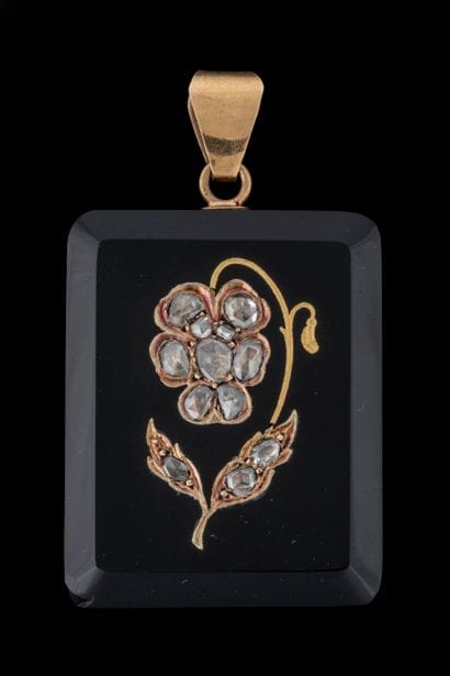 Rectangular keepsake pendant made of onyx...
