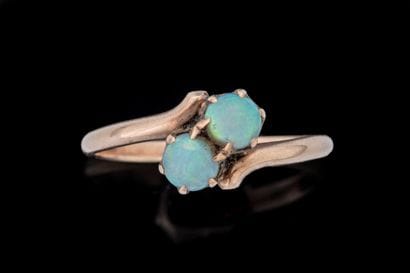 Bague ornée de deux opales rondes cabochon...