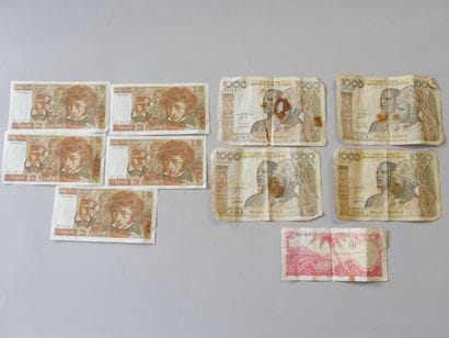 - 5 billets de 10 anciens francs 
- 1 dollar...