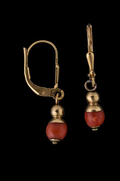 Paire de pendants d’oreilles en or jaune...
