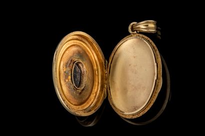 Pendentif souvenir ovale et ouvrant en or...