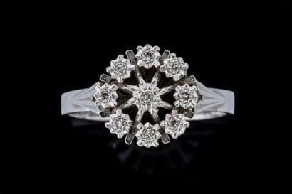White gold (750) daisy ring adorned with...