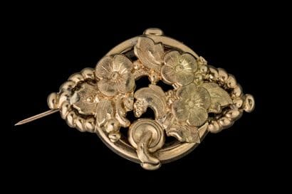 Broche galbée à décor de fleurs style fin...