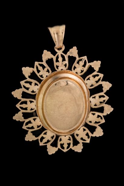 Pendentif médaillon en galerie centre d’une...