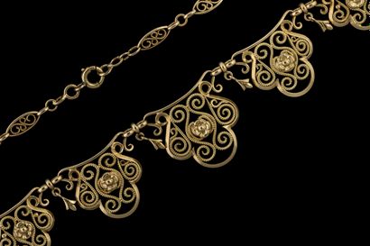 Grand collier draperie à décor de filigranés...