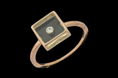 Bague vintage cube ornée d’un diamant centré...