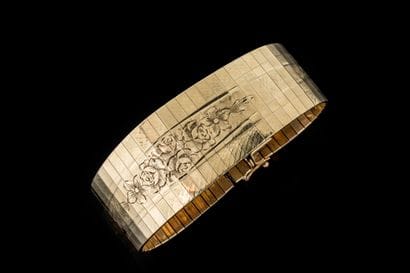 Ribbon bracelet with flat links featuring...