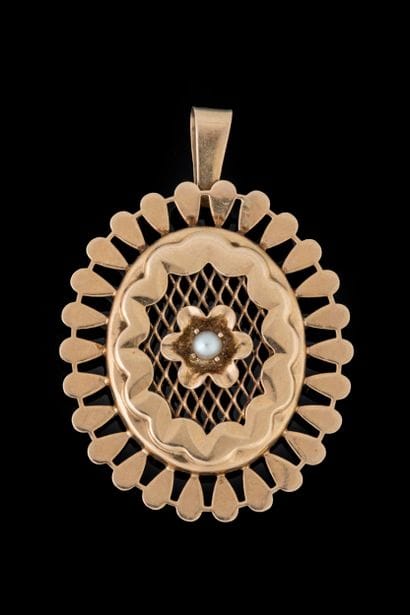 Pendentif médaillon en or jaune (750 millièmes)...