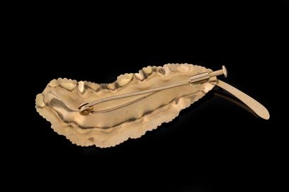 Satin-finished yellow gold (750) leaf brooch....