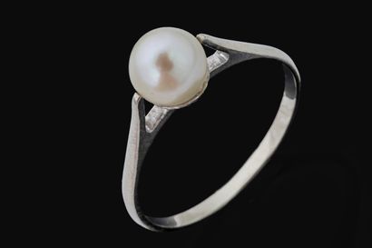 Bague ornée d’une perle de culture blanche...