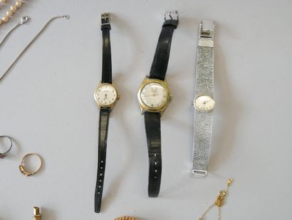 Set of costume jewelry including: 
An American-style...