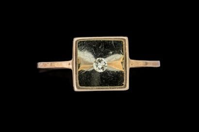 Bague vintage cube ornée d’un diamant centré...