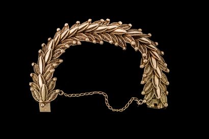 Articulated bracelet featuring filigree leaves...