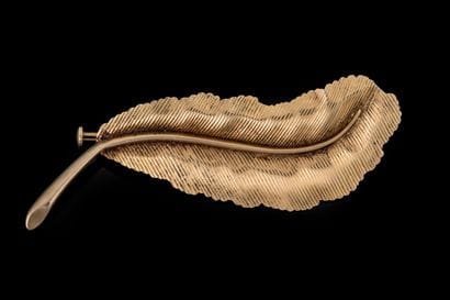 Satin-finished yellow gold (750) leaf brooch....