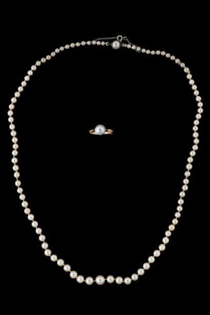 Yellow gold ring (750) set with a mabé pearl....