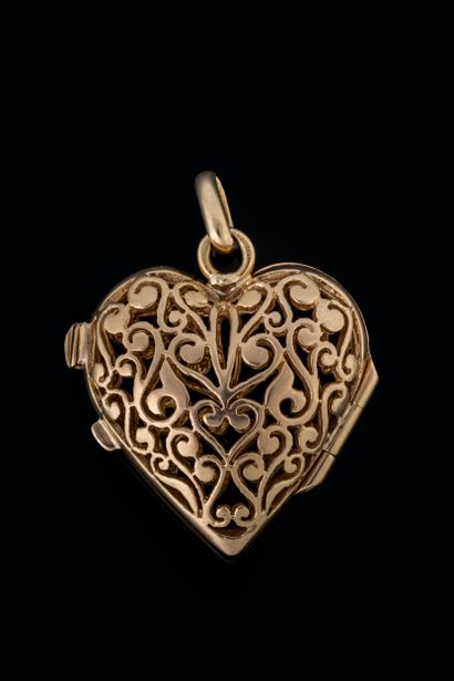 Pendentif cœur ouvragé et ouvrant en or jaune...