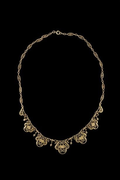 Grand collier draperie à décor de filigranés...