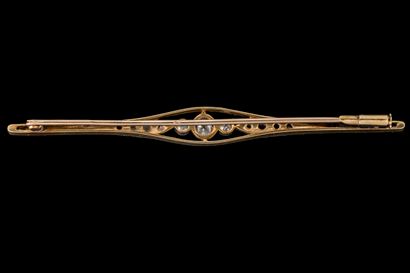 A brooch in white gold and yellow gold (750)...