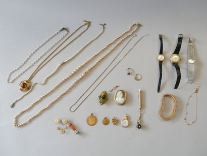 Set of costume jewelry including: 
An American-style...
