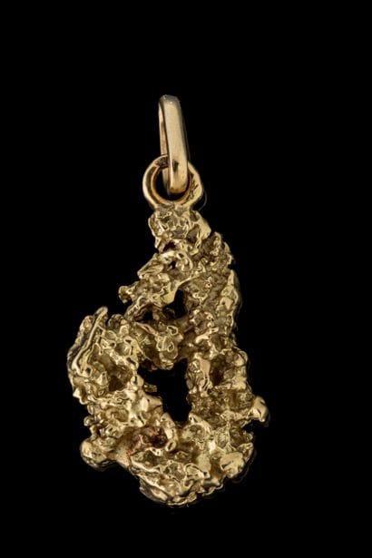 Pendentif représentant une pépite en or jaune...