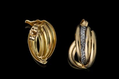 Paire de boucles d’oreilles godronnée et...
